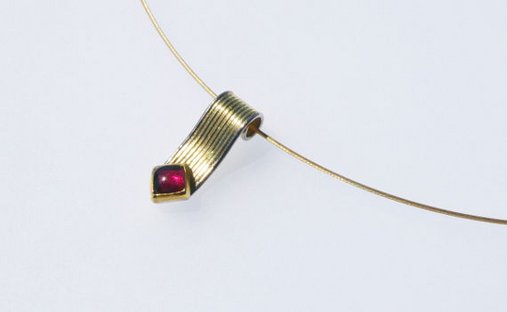 Granat, 750- Gelbgold, 950- Platin