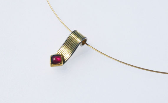 Granat, 750- Gelbgold, 950- Platin